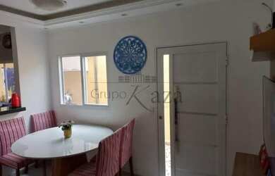 Imagem: A casa possui 3 Dormitórios, 2 Banheiros, 2 Vagas na garagem