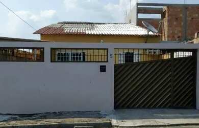 Imagem: A casa possui 2 Dormitórios, 1 Banheiro, 2 Vagas na garagem