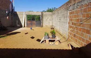 Imagem: A casa à venda possui 2 Dormitórios, 1 Banheiro, 4 Vagas na