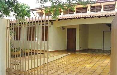 Imagem: A casa possui 3 Dormitórios, 2 Banheiros, 3 Vagas na garagem