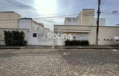 Imagem: A casa em condomínio possui 3 Dormitórios, 1 Banheiro, 2 Vagas