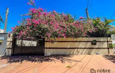 Imagem: A casa possui 4 Dormitórios, 5 Banheiros, 4 Vagas na garagem