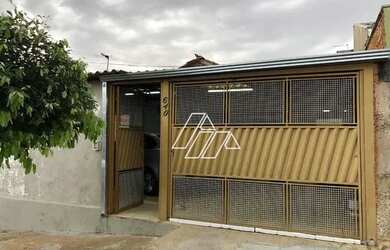 Imagem: A casa possui 3 Dormitórios, 1 Banheiro, 2 Vagas na garagem