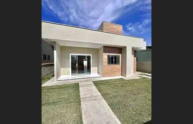 Imagem: A casa possui 3 Dormitórios, 2 Banheiros, 2 Vagas na garagem