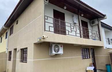 Imagem: A casa possui 3 Dormitórios, 3 Banheiros, 3 Vagas na garagem