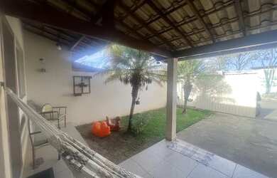 Imagem: A casa possui 3 Dormitórios, 2 Banheiros, 2 Vagas na garagem