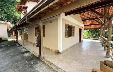 Imagem: A casa em condomínio possui 4 Dormitórios, 3 Banheiros, 300m²