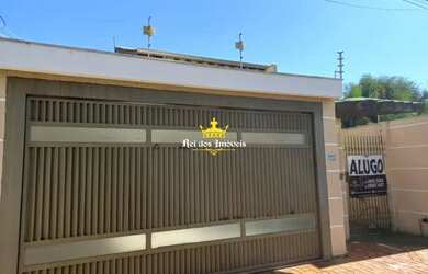 Imagem: A casa possui 3 Dormitórios, 2 Banheiros e 220m² de Área