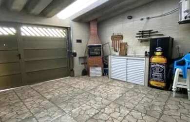 Imagem: A casa possui 3 Dormitórios, 3 Banheiros, 3 Vagas na garagem