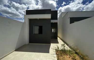 Imagem: A casa possui 2 Dormitórios, 1 Banheiro, 1 Vaga na garagem