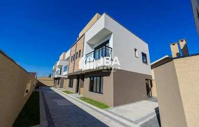 Imagem: A casa possui 3 Dormitórios, 4 Banheiros, 2 Vagas na garagem