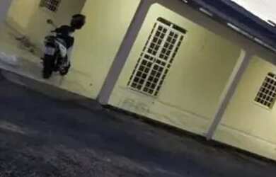 Imagem: A casa em condomínio possui 3 Dormitórios, 1 Banheiro, 4 Vagas