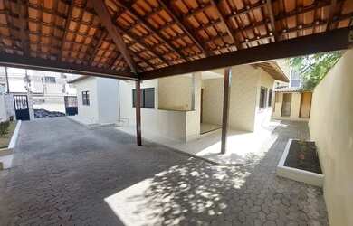 Imagem: A casa possui 3 Dormitórios, 3 Banheiros, 4 Vagas na garagem