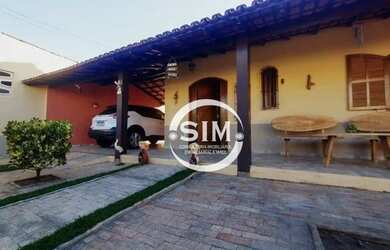 Imagem: A casa possui 3 Dormitórios, 2 Banheiros, 5 Vagas na garagem