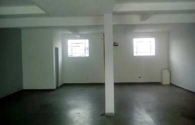 Imagem: O depósito possui 2 Vagas na garagem, 80m² de Área e está