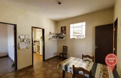 Imagem: A casa possui 3 Dormitórios, 1 Banheiro, 3 Vagas na garagem