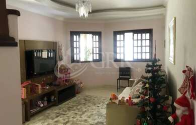 Imagem: A casa possui 4 Dormitórios, 3 Banheiros, 2 Vagas na garagem