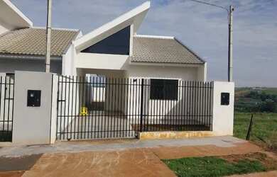 Imagem: A casa possui 3 Dormitórios, 2 Banheiros, 1 Vaga na garagem