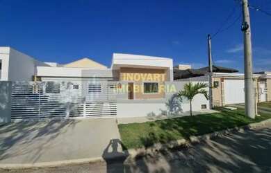 Imagem: A casa possui 3 Dormitórios, 1 Banheiro, 2 Vagas na garagem