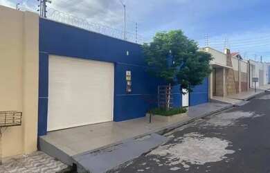 Imagem: A casa possui 3 Dormitórios, 1 Banheiro, 2 Vagas na garagem