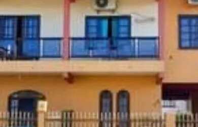 Imagem: A casa possui 3 Dormitórios, 2 Banheiros, 2 Vagas na garagem