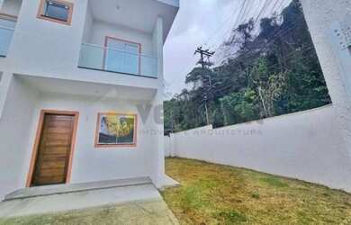 Imagem: A casa possui 2 Dormitórios, 2 Banheiros, 2 Vagas na garagem