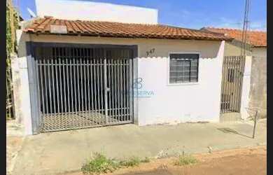 Imagem: A casa possui 3 Dormitórios, 1 Banheiro, 1 Vaga na garagem