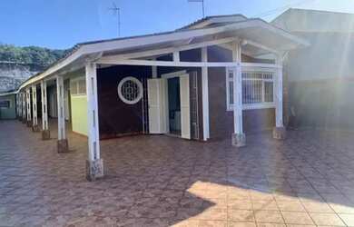 Imagem: A casa possui 3 Dormitórios, 3 Banheiros, 4 Vagas na garagem