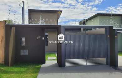 Imagem: A casa possui 3 Dormitórios, 2 Banheiros, 3 Vagas na garagem