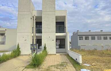 Imagem: A casa possui 2 Dormitórios, 3 Banheiros, 1 Vaga na garagem