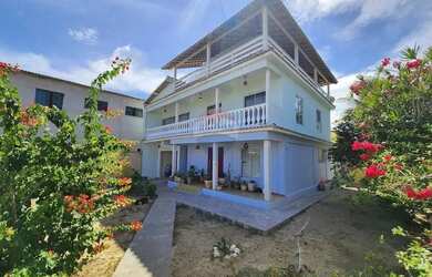 Imagem: A casa possui 4 Dormitórios, 4 Banheiros, 4 Vagas na garagem