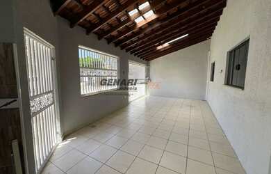 Imagem: A casa possui 2 Dormitórios, 2 Banheiros, 3 Vagas na garagem