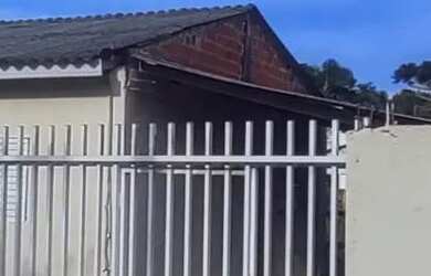 Imagem: A casa possui 2 Dormitórios, 1 Banheiro e 1 Vaga na garagem