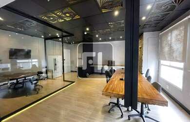 Imagem: O depósito possui 3 Vagas na garagem, 129m² de Área e está