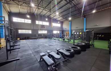 Imagem: O depósito possui 5 Vagas na garagem, 361m² de Área e está