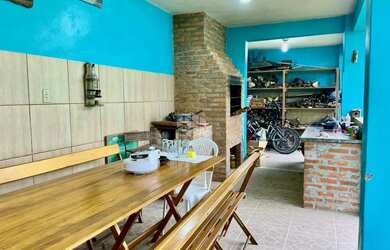 Imagem: A casa possui 4 Dormitórios, 3 Banheiros, 2 Vagas na garagem