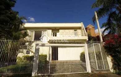 Imagem: A casa possui 5 Dormitórios, 4 Banheiros, 4 Vagas na garagem