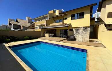 Imagem: A casa em condomínio possui 3 Dormitórios, 1 Banheiro, 2 Vagas