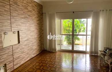 Imagem: A casa possui 3 Dormitórios, 3 Banheiros, 2 Vagas na garagem