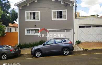 Imagem: A casa possui 3 Dormitórios, 2 Banheiros, 1 Vaga na garagem