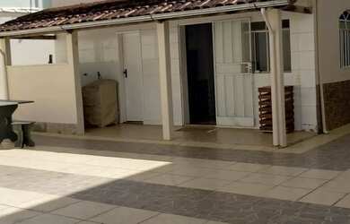 Imagem: A casa possui 3 Dormitórios, 2 Banheiros, 5 Vagas na garagem