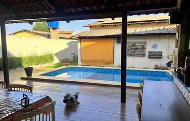 Imagem: A casa possui 3 Dormitórios, 3 Banheiros, 2 Vagas na garagem