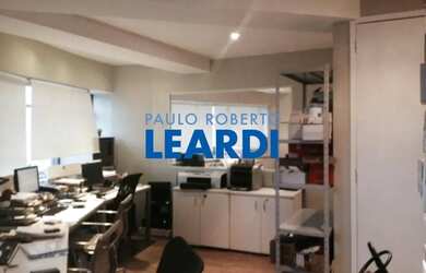 Imagem: O depósito possui 2 Vagas na garagem e 56m² de Área e está