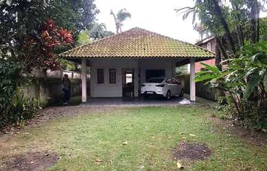 Imagem: A casa possui 3 Dormitórios, 3 Banheiros, 5 Vagas na garagem