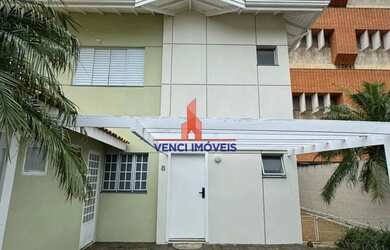 Imagem: A casa em condomínio possui 3 Dormitórios, 2 Banheiros, 130m²