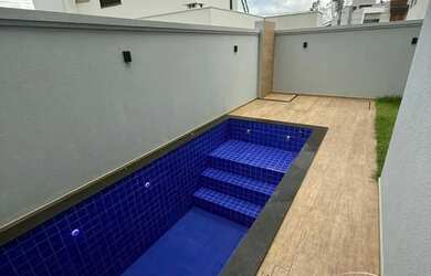 Imagem: A casa em condomínio possui 4 Dormitórios, 5 Banheiros, 2