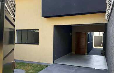 Imagem: A casa possui 2 Dormitórios, 2 Banheiros, 2 Vagas na garagem