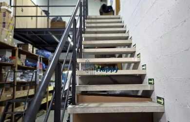 Imagem: O depósito possui 5 Vagas na garagem, 251m² de Área e está