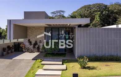 Imagem: A casa em condomínio possui 4 Dormitórios, 5 Banheiros, 4