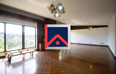 Imagem: A casa possui 5 Dormitórios, 5 Banheiros, 4 Vagas na garagem